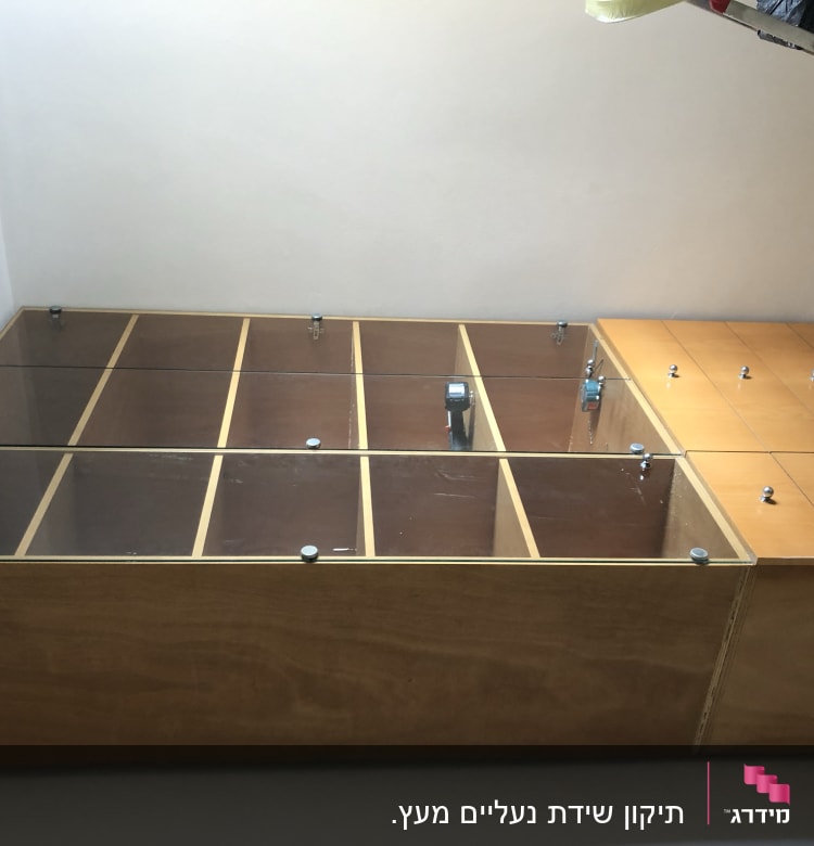 מדפים מעץ עם מחיצות זכוכית וברגים